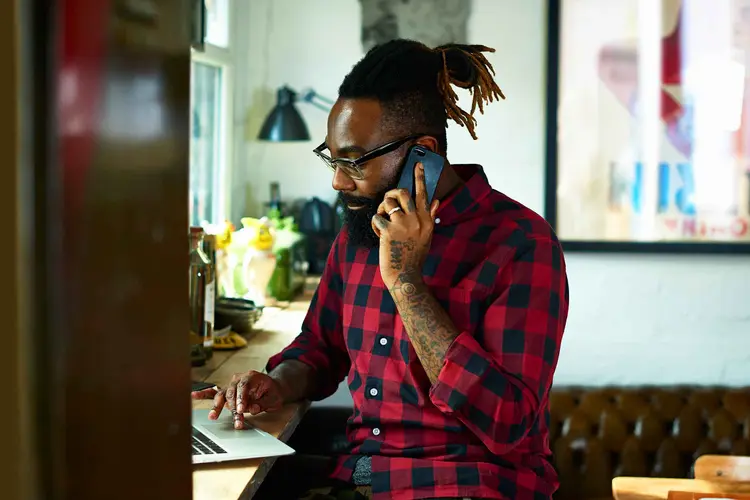 Démasquez les fraudes au téléphone ou par texto